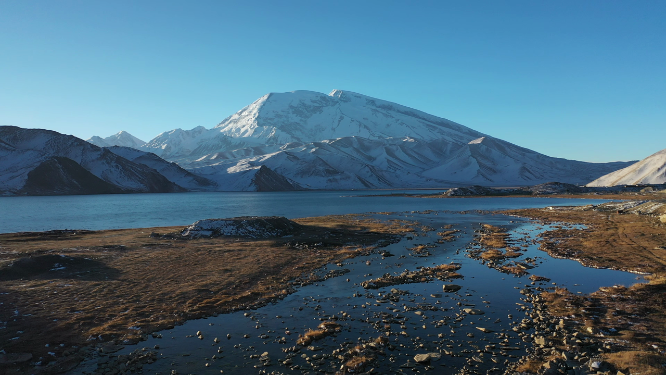 日出时分的新疆喀拉库勒湖慕士塔格峰